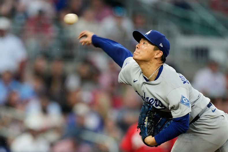 El lanzador abridor de los Dodgers de Los Ángeles, Yoshinobu Yamamoto, realiza un lanzamiento frente a los Bravos de Atlanta durante la tercera entrada del tercer juego de la serie divisional de la Liga Nacional de béisbol, el martes 6 de octubre de 2026, en Atlanta. (Foto AP/Brynn Anderson)