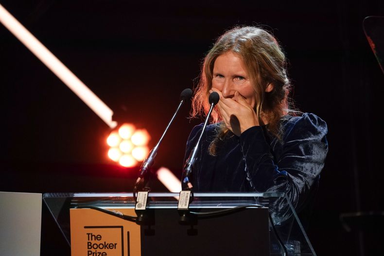 Samantha Harvey da un discurso después de ganar el Premio Booker 2024, en Londres, el martes 12 de noviembre de 2024. (Foto AP/Alberto Pezzali)