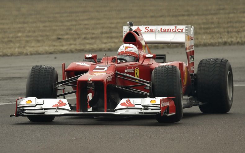 Sebastian Vettel prueba una Ferrari del 2012 en el circuito privado de la escuder&iacute;a en Fiorano, Italia, el 29 de noviembre del 2014. Se anunci&oacute; una semana antes que Vettel, cuatro veces campe&oacute;n mundial con Red Bull, se hab&iacute;a pa