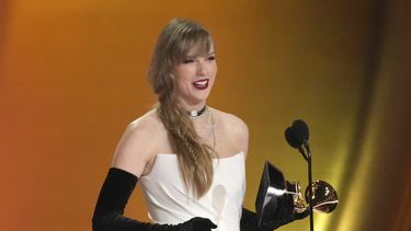 ARCHIVO - Taylor Swift acepta el premio al mejor álbum vocal pop por Midnights durante la 66ª edición anual de los Premios Grammy el 4 de febrero de 2024, en Los Ángeles. (Foto AP/Chris Pizzello, archivo)