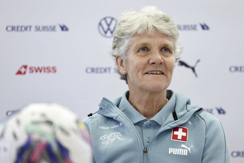 Pia Sundhage, la nueva técnica de la selección de Suiza, durante una rueda de prensa el martes 16 de enero de 2024, en Berna. (Peter Klaunzer/Keystone vía AP)
