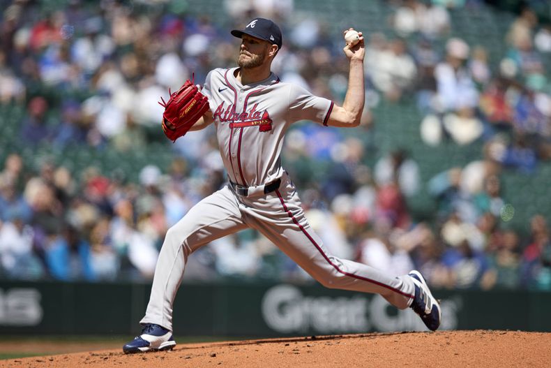 El abridor de los Bravos de Atlanta Chris Sale lanza en la primera entrada del juego ante los Marineros de Seattle el miércoles 1 de mayo del 2024. (AP Foto/John Froschauer)