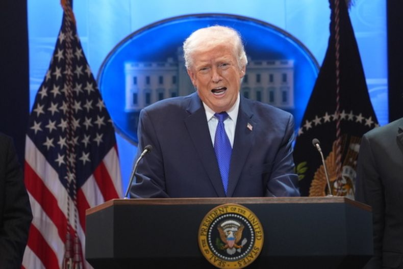 El presidente estadounidense Donald Trump habla en una sesión informativa para la prensa en la Casa Blanca, el viernes 20 de febrero de 2026, en Washington. (AP Foto/Evan Vucci)