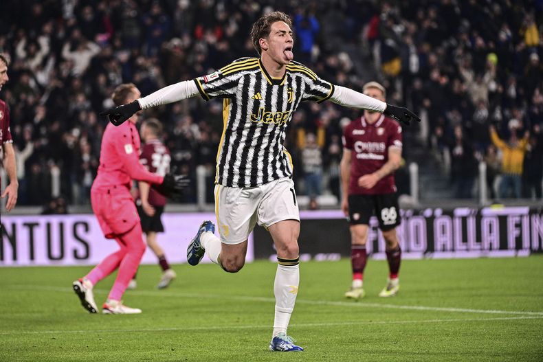 Kenan Yildiz, de la Juventus, festeja luego de anotar durante el encuentro de la Copa Italia entre Juventus y Salernitana en Turín, el jueves 4 de enero de 2024 (Marco Alpozzi/dpa via AP)