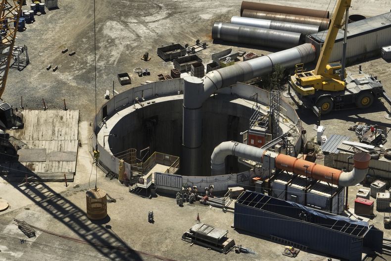 Esta toma aérea muestra el único acceso a un túnel industrial en el vecindario Wilmington de Los Ángeles, el jueves 10 de julio de 2025, después de que una sección del túnel se desplomó parcialmente el miércoles por la noche. (AP Foto/Jae C. Hong)