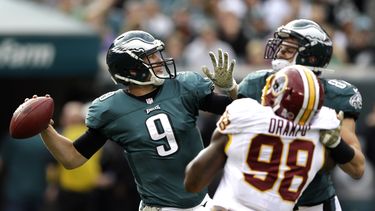 americateve | Nick Foles (9), quarterback de Eagles de Filadelfia, realiza un pase mientras lo presiona el linebacker de los Redskins de Washington Brian Orakpo durante la primera mitad del juego del domingo 17 de noviembre de 2013, en Filadelfia. (Foto AP/Matt Rourke)