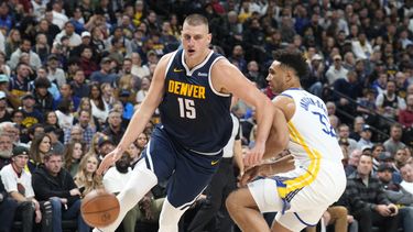 El serbio Nikola Jokic, de los Nuggets de Denver, elude a Trayce Jackson-Davis, alero de los Warriors de Golden State, en el encuentro del miércoles 8 de noviembre de 2023 (AP Foto/David Zalubowski)