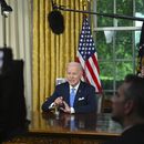 El presidente Joe Biden habla ante la nación sobre el acuerdo presupuestal que eleva el tope del endeudamiento federal y evita una mora de pagos del gobierno de Estados Unidos, el viernes 2 de junio de 2023, desde la Oficina Oval de la Casa Blanca, en Washington. (Jim Watson/Foto compartida vía AP)