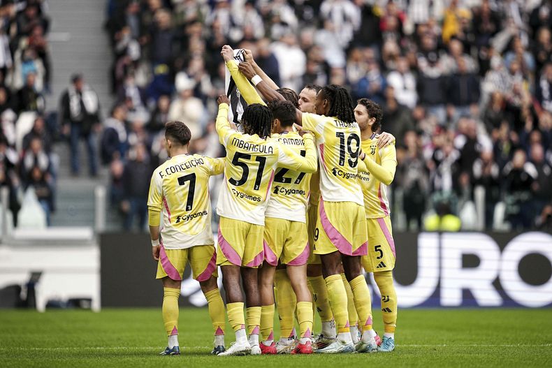 Dusan Vlahovic celebra con sus compañeros de Juventus tras anotar un gol ante Cagliari en la Serie A italiana, el domingo 6 de octubre de 2024, en Turín. (Marco Alpozzi/LaPresse vía AP)