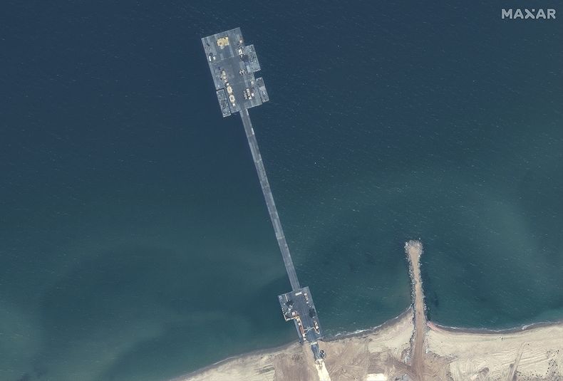 Esta imagen proporcionada por Maxar Technologies muestra el nuevo muelle flotante erigido por Estados Unidos frente a la costa de la Franja de Gaza, el sábado 18 de mayo de 2024. (Satellite image ©2024 Maxar Technologies vía AP)