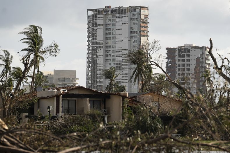 Edificios rodeados de escombros tras el paso del devastador huracán Otis, de categoría 5, en Acapulco, México, el viernes 27 de octubre de 2023. (AP Foto/Félix Márquez)