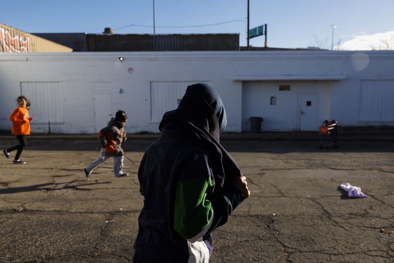 Un centro de alojamiento de migrantes en Chicago el 18 de diciembre de 2023. (Armando L. Sanchez/Chicago Tribune via AP)