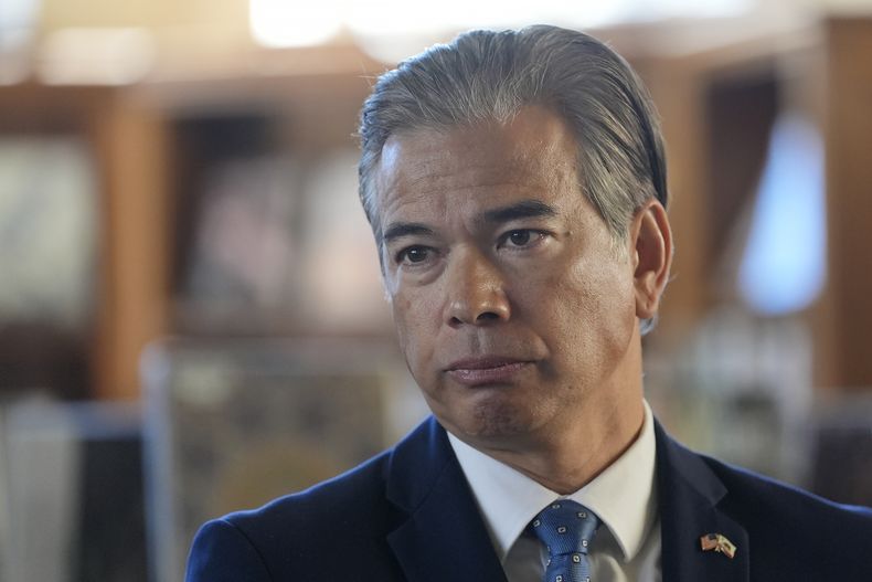 ARCHIVO - El fiscal general de California, Rob Bonta, habla en una conferencia de prensa en la delegación de Bernal Heights de la Biblioteca Pública de San Francisco, en San Francisco, el 4 de diciembre de 2024. (AP Foto/Jeff Chiu, Archivo)