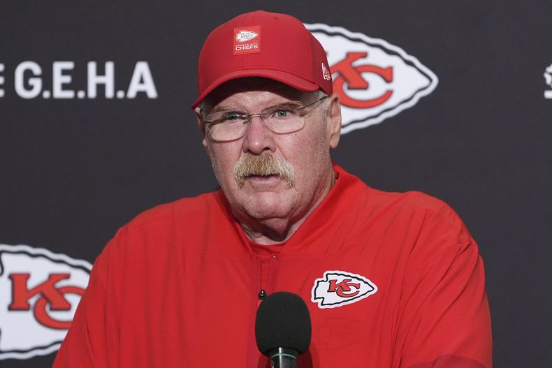 Andy Reid, entrenador de los Chiefs de Kansas City, durante una rueda de prensa tras el juego de pretemporada de la NFL contra los Seahawks de Seattle, el viernes 15 de agosto de 2025. (AP Foto/Lindsey Wasson)