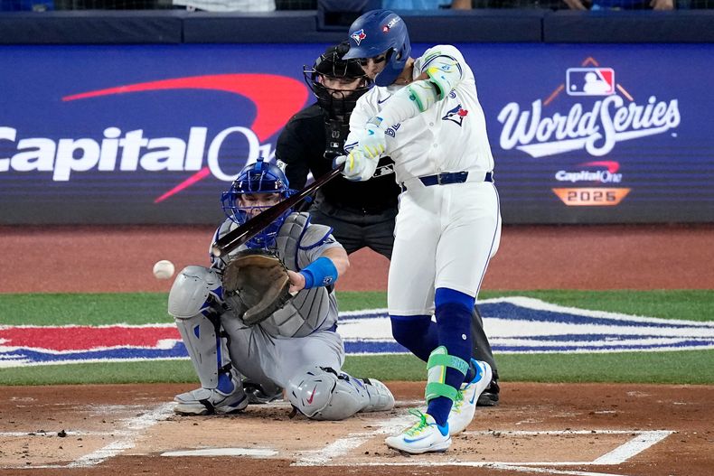 Bo Bichette de los Azulejos de Toronto conecta en la primera entrada ante los Dodgers de Los Ángeles en el primer juego de la Serie Mundial el viernes 24 de octubre del 2025. (AP Foto/David J. Phillip)