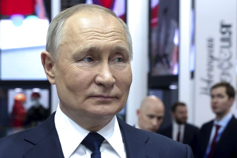 El presidente ruso, Vladímir Putin, habla con los periodistas después de visitar la expo Russia Expo en la VDNKh, en Moscú, el 17 de diciembre de 2023. (Sergey Fadeichev, Sputnik, Kremlin Pool Photo vía AP)