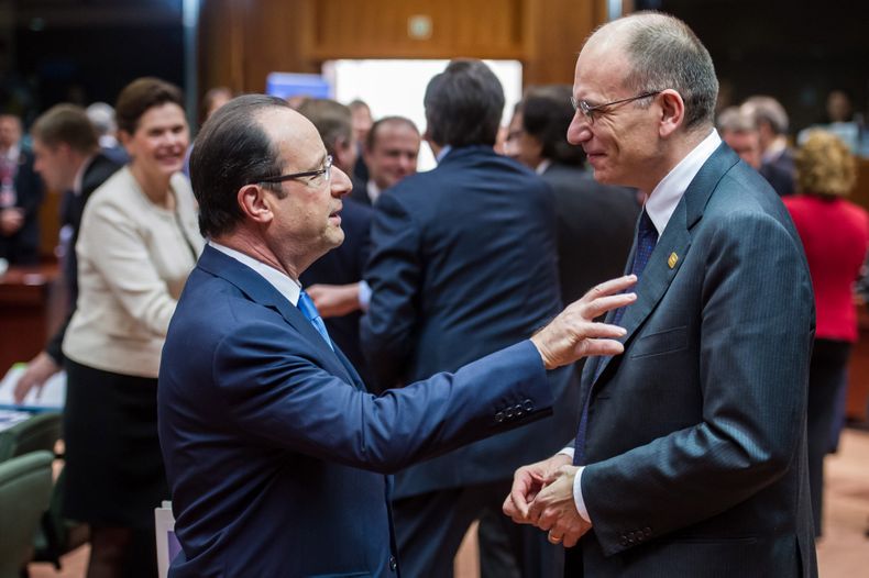 El primer ministro italiano Enrico Letta (izquierda) habla con el presidente franc&eacute;s Francois Hollande durante una cumbre de la Uni&oacute;n Europea en Bruselas el viernes, 20 de diciembre del 2013. El gobierno de Letta sobrevivi&oacute; el viernes
