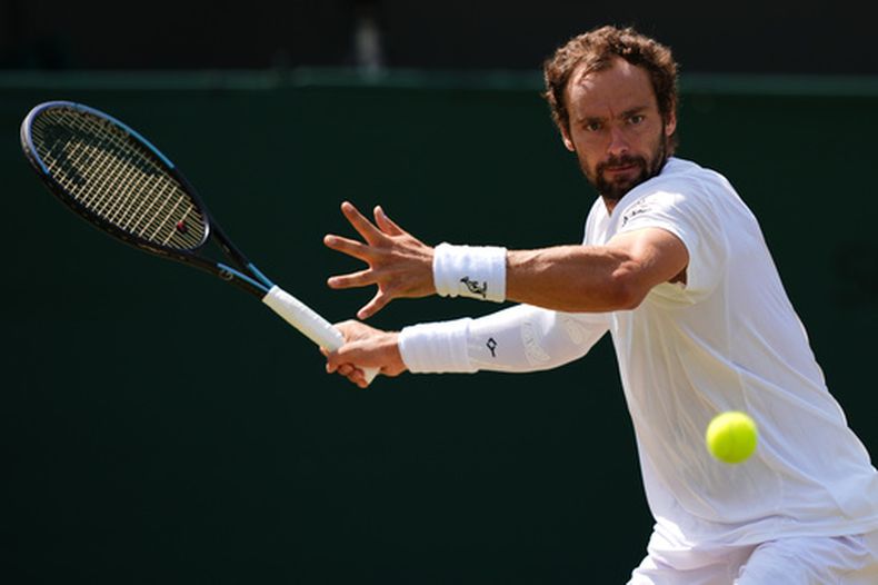 El ruso Roman Safiullin devuelve una pelota durante la tercera ronda del torneo individual varonil frente al brasileño João Fonseca en el Campeonato de Wimbledon, el viernes 3 de julio de 2026, en Londres. (AP Foto/Maja Smiejkowska)