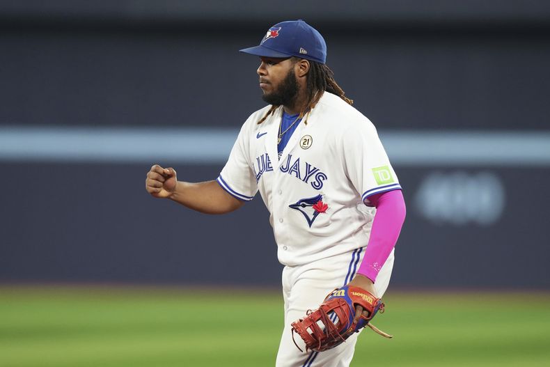 El dominicano de los Azulejos de Toronto Vladimir Guerrero Jr. celebra luego del triunfo sobre los Medias Rojas de Boston, en Toronto. Viernes 15 de septiembre de 2023. (Chris Young/The Canadian Press via AP)