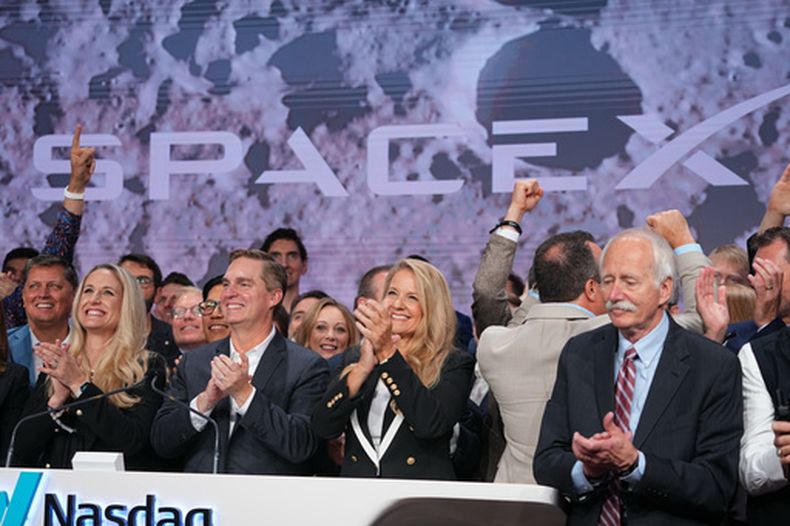 Gwynne Shotwell, presidente y director de operaciones de SpaceX celebra con colegas durante la ceremonia de toque de campana por la oferta pública inicial de SpaceX en el Nasdaq MarketSite en Nueva York, el viernes 12 de junio de 2026, en Nueva York. (AP Foto/Frank Franklin II)