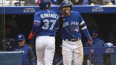 Azulejos vencen a Boston; están cerca de amarrar 1er comodín