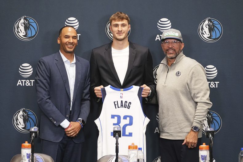 El presidente de operaciones de baloncesto y gerente general de los Mavericks, Nico Harrison, izquierda, y el entrenador, Jason Kidd, derecha, posan para fotografias con la primera selección general del draft de la NBA, Cooper Flagg, centro, después de la conferencia de prensa de presentación en las instalaciones de entrenamiento del equipo el viernes 27 de junio de 2025, en Dallas. (AP Foto/Tony Gutierrez)