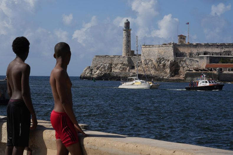 Uno de los dos veleros que transportaban ayuda humanitaria organizada por activistas de una ONG internacional, que partió de México, llega a La Habana, Cuba, el sábado 28 de marzo de 2026. (Foto AP/Ramón Espinosa)