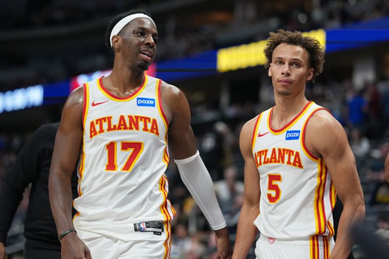 Onyeka Okongwu (izquierda) y Dyson Daniels, de los Hawks de Atlanta, festejan la victoria sobre los Nuggets de Denver en el encuentro del viernes 9 de enero de 2026 (AP Foto/David Zalubowski)