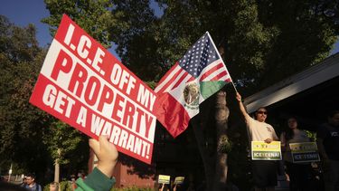Vigilia comunitaria el lunes 30 de junio de 2025 para solidarizarse con una familia de inmigrantes después de que agentes del ICE detuvieron a Rosalina Luna Vargas el sábado 28 de junio frente a sus hijos, en Pasadena, California (AP Foto/Damian Dovarganes)