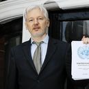 ARCHIVO - El fundador de WikiLeaks Julian Assange habla desde el balcón de la embajada de Ecuador en Londres, el 5 de febrero de 2016. (AP Foto/Kirsty Wigglesworth, Archivo)