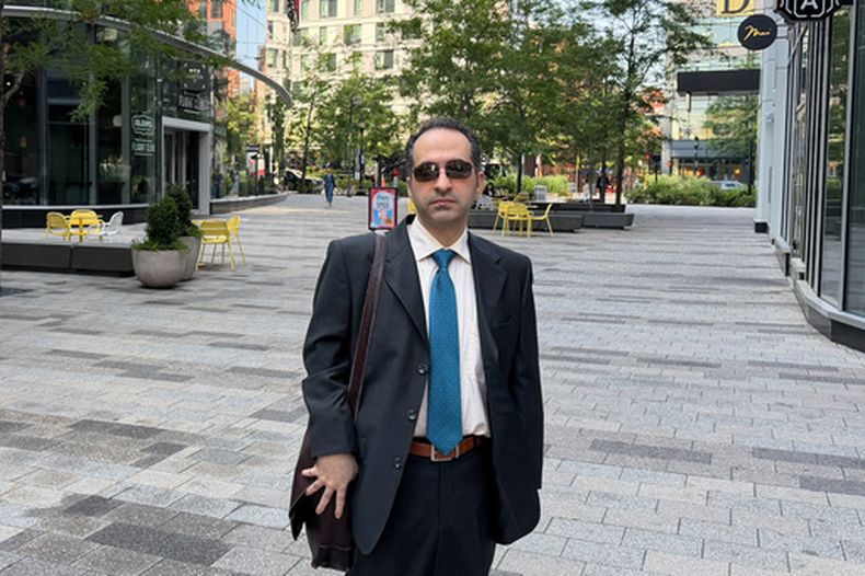 El iraní-estadounidense Mahdi Mohammad Sadeghi posa para una foto el viernes 10 de julio de 2026, antes de dirigirse al tribunal federal de Boston. (Foto AP/Michael Casey)
