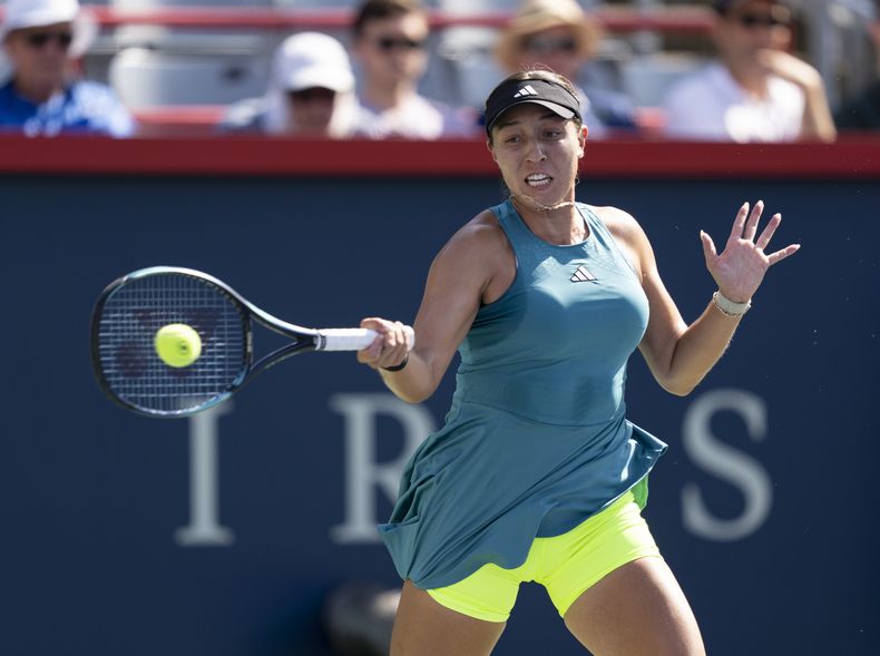 Jessica Pegula devuelve una pelota frente a Coco Gauff, ambas de Estados Unidos, durante el partido de tenis en los cuartos de final del torneo Abierto National Bank, en Montreal, el viernes 11 de agosto de 2023. (Christinne Muschi/The Canadian Press vía AP)