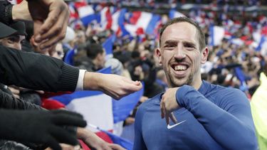 americateve | El jugador de la selecci&oacute;n de Francia y de Bayern Munich, Franck Ribery, festeja con fan&aacute;ticos tras clasificarse al Mundial el martes, 19 de noviembre de 2013, en Par&iacute;s. (AP Photo/Christophe Ena)
