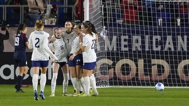 Alex Morgan (7), de Estados Unidos, festeja tras anotar de penal ante República Dominicana en un partido de la Copa Oro realizado el martes 20 de febrero de 2024 en Carson, California (AP Foto/Damian Dovarganes)