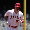 Mike Trout, de los Angelinos de Los Ángeles, sonríe mientras paso por tercera base después de batear jonrón solitario en la primera entrada del juego de béisbol del domingo 2 de julio de 2023, en contra de los Diamondbacks de Arizona, en Anaheim, California. (AP Photo/Mark J. Terrill)
