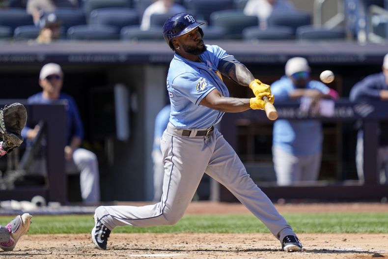 Randy Arozarena batea elevado de sacrificio por Rays de Tampa Bay ante Yanquis, en Nueva York, el domingo 14 de mayo de 2023. (AP Foto/John Minchillo)