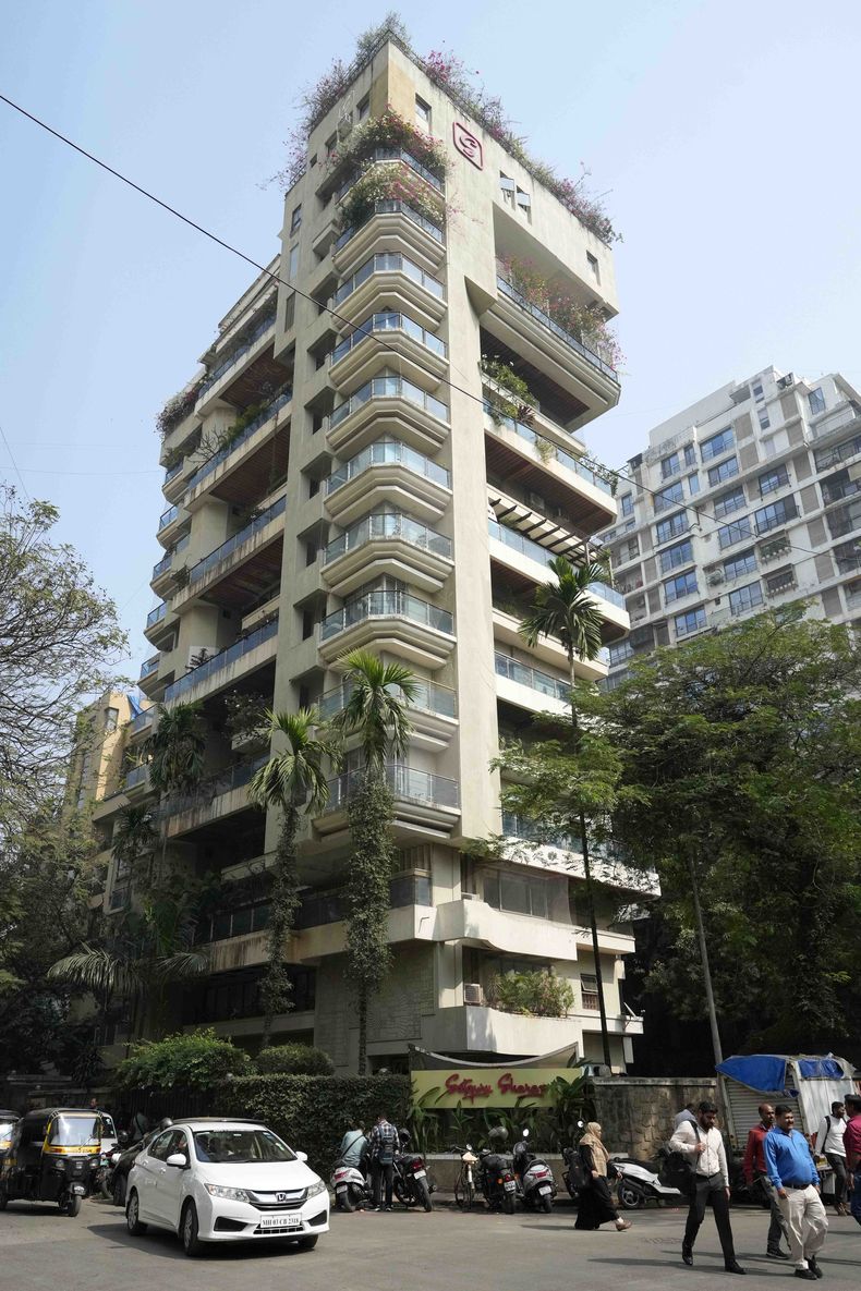 El edificio donde vive el actor de Bollywood Saif Ali Khan, quien fue apuñalado tras una pelea con un intruso en su hogar en Mumbai, el jueves 16 de enero de 2025. (Foto AP/Rajanish Kakade)