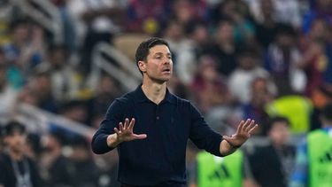 Xabi Alonso, entrenador en jefe del Real Madrid, gesticula durante el partido de fútbol de la final de la Supercopa de España contra el FC Barcelona en el estadio King Abdullah Sports City en Yeda, Arabia Saudita, el domingo 11 de enero de 2026. (AP Photo/Altaf Qadri)