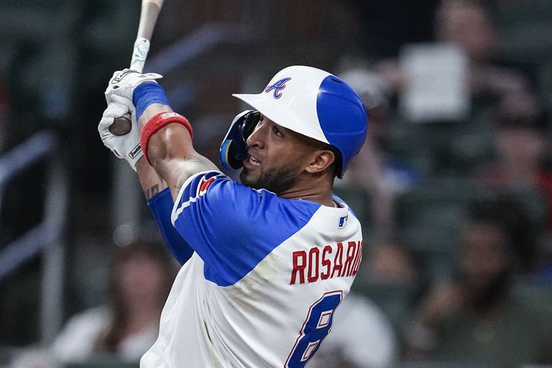 El puertorriqueño Eddie Rosario, de los Bravos de Atlanta, conecta un jonrón de dos carreras ante los Gigantes de San Francisco, el sábado 19 de agosto de 2023 (AP Foto/John Bazemore)