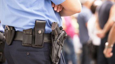Condenan a expolicía de Puerto Rico por golpear con un arma y a puños a un menor