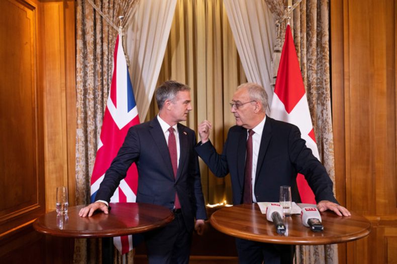 El secretario británico de Negocios y Comercio, Peter Kyle, a la izquierda, y el presidente federal suizo, Guy Parmelin, hablan antes de una conferencia de prensa celebrada como parte de una reunión bilateral en el Hotel Bellevue Palace en Berna, suiza, el lunes 13 de julio de 2026. (Anthony Anex/Keystone via AP)