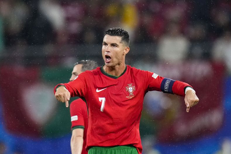 Cristiano Ronaldo, de Portugal, reacciona tras un gol de República Checa en un partido de la Eurocopa, el martes 18 de junio de 2024, en Leipzig, Alemania (AP Foto/Petr Josek)