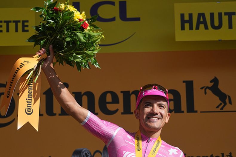 El ecuatoriano Richard Carapaz celebra en el podio tras ganar la 18va etapa del Tour de Francia, el jueves 23 de julio de 2026, en Orcieres-Merlette, Francia. (AP Foto/Thibault Camus)