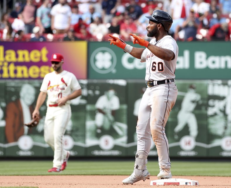 Akil Baddoo, de los Tigres de Detroit, festeja tras conectar un doble productor frente a los Cardenales de San LUis, el sábado 6 de mayo de 2023 (AP Foto/Tom Gannam)