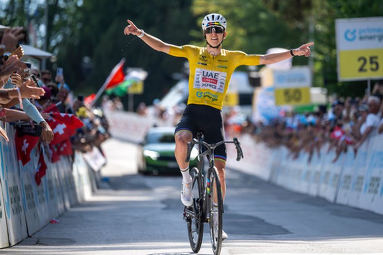 El esloveno Tadej Pogacar celebra al cruzar la meta primero en la quinta y última etapa para asegurar el título del Tour de Suiza en Villars-sur-Ollon el domingo 21 de junio del 2026. (Gian Ehrenzeller/Keystone via AP)