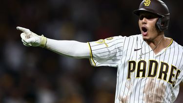 Manny Machado de los Padres de San Diego celebra su jonrón de tres carreras en la cuarta entrada ante los Diamondbacks de Arizona el sábado 26 de septiembre del 2026. (AP Foto/Karl Anderson)