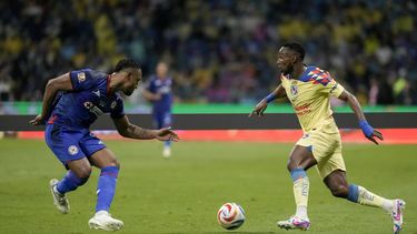 Julian Quiñonez, derecha, del América y Willer Ditta, de Cruz Azul, compiten por el balón durante el partido de vuelta de la final del futbol mexicano, en el estadio Azteca, el domingo 26 de mayo de 2024. (AP Foto/Eduardo Verdugo)
