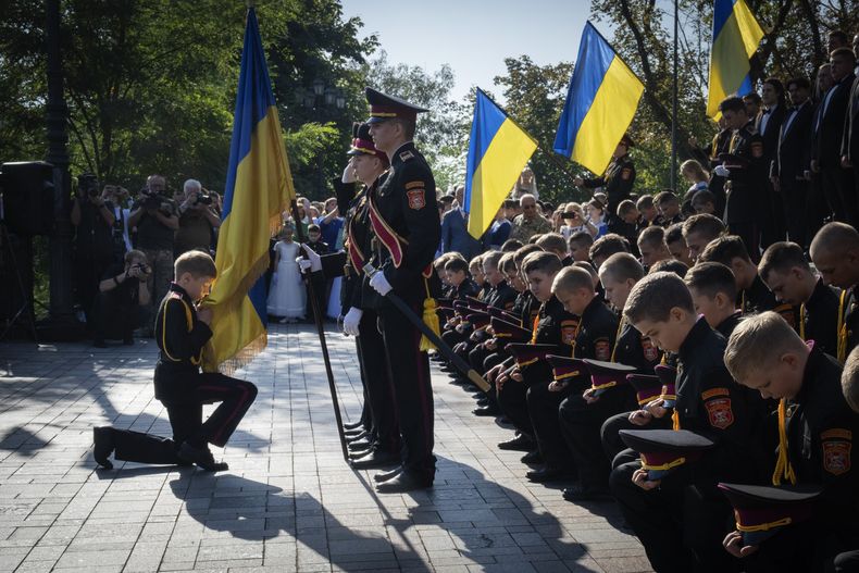 Jóvenes cadetes asisten a una ceremonia de juramento en un monumento al legendario príncipe Volodymyr, uno de los símbolos de la capital ucraniana en Kiev, Ucrania, el viernes 29 de septiembre de 2023. (Foto AP/Efrem Lukatsky)
