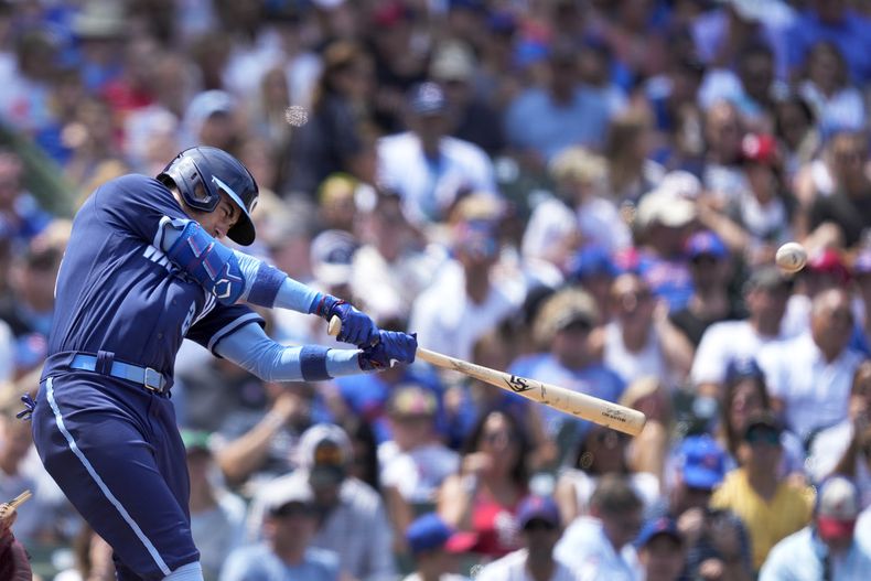 Cody Bellinger de los Cachorros de Chicago batea un jonrón de dos carreras frente al abridor de los Cardenales de San Luis Jack Flaherty en el encuentro del viernes 21 de julio del 2023. (AP Foto/Charles Rex Arbogast)