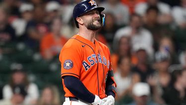 Christian Walker, de los Astros de Houston, reacciona tras ser golpeado por un lanzamiento en la mano propinado por el lanzador relevista de los Orioles de Baltimore, Anthony Nunez, durante la sexta entrada de un partido de béisbol, el viernes 17 de julio de 2026, en Houston. (Foto AP/Karen Warren)